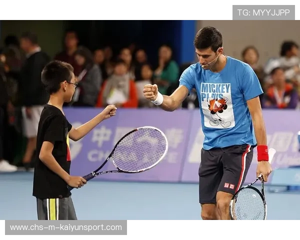 网球少年被球砸头仍能反抽制胜